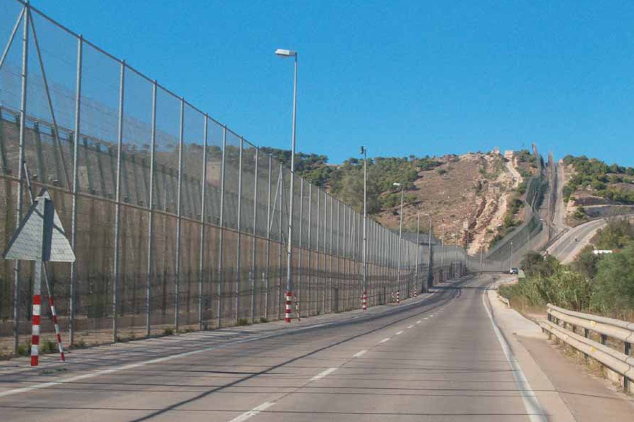 Polska buduje płot na granicy z Białorusią. Jak grodzą się inni? Na zdjęciu: mur na granicy hiszpańsko-marokańskiej.