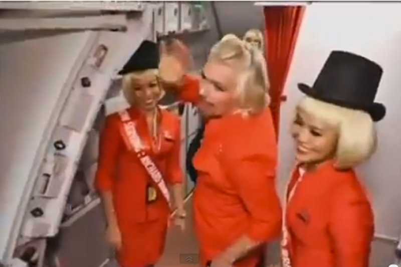 Richard Branson jako stewardessa.
