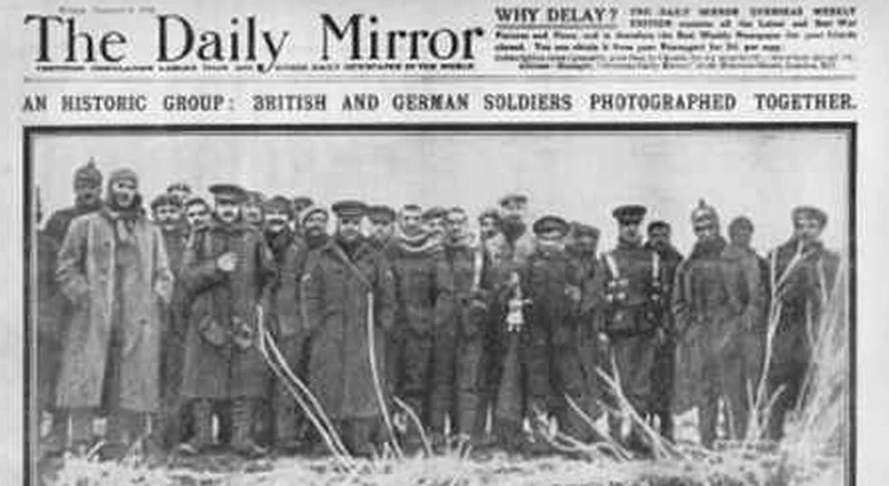 Pamiątkowe zdjęcie uczestników rozejmu, wydrukowane przez brytyjski "The Daily Mirror".