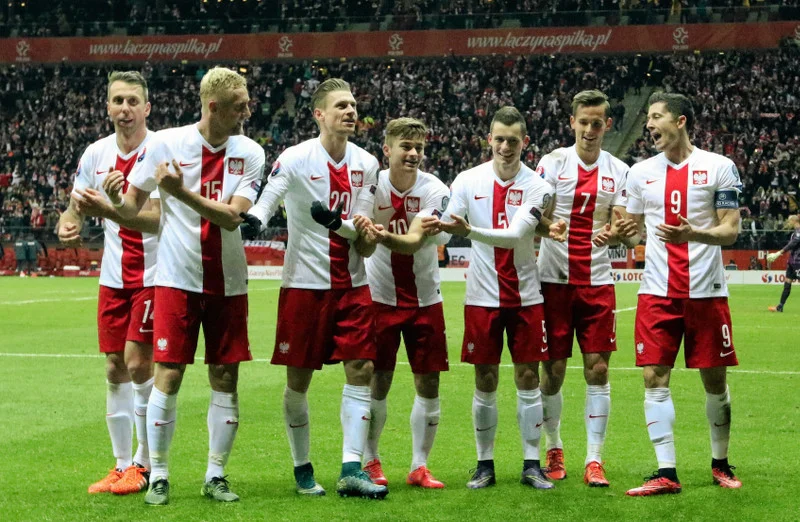 Krzysztof Mączyński trzeci od prawej z numerem 5.