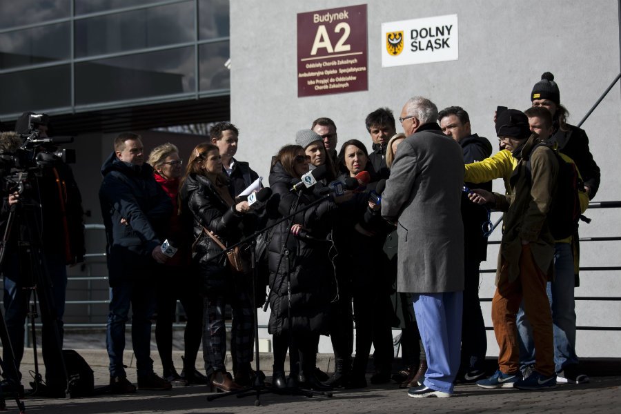Prof. Krzysztof Simon przekazał dziennikarzom, w jaki sposób będą leczeni w szpitalu we Wrocławiu pacjenci zakażeni koronawirusem.