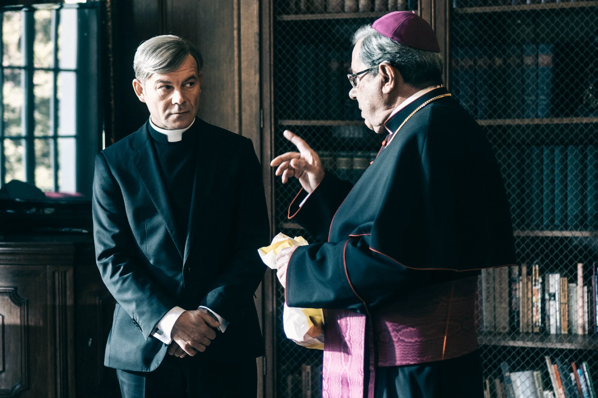 Ksiądz Lisowski (grany przez Jacka Braciaka) dzięki swoim licznym intrygom w końcu realizuje wymarzony cel. Wspina się po szczeblach kościelnej hierarchii do Watykanu.