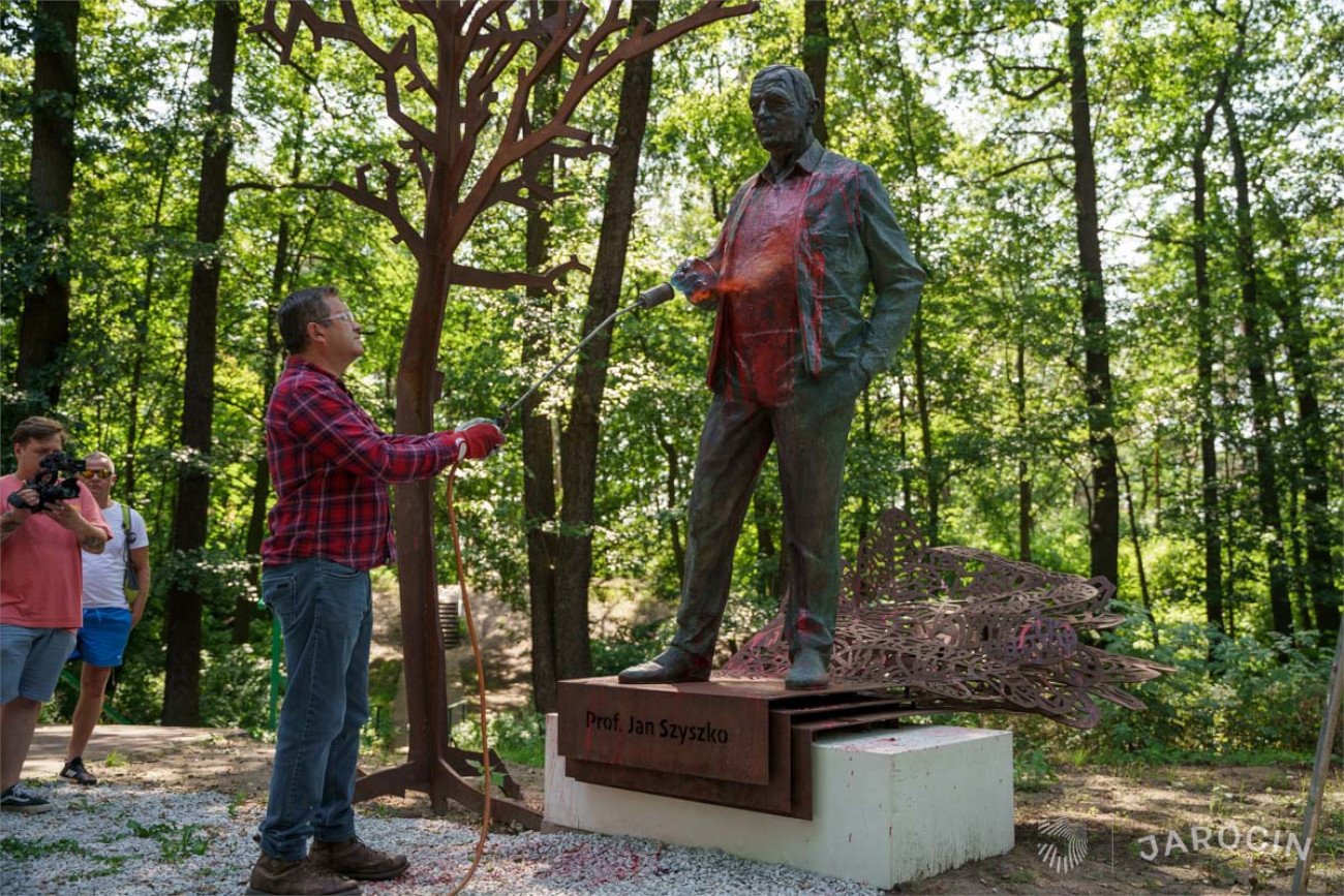 pomnik szyszki Burmistrz Jarocina wyczyścił pomnik Jana Szyszki