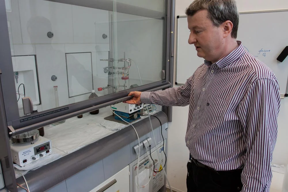 Profesor Tomasz Ciach w laboratorium