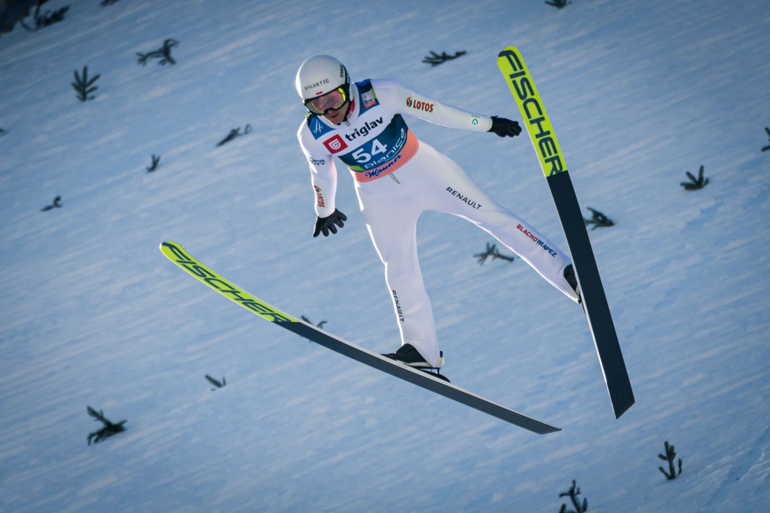 Andrzej Stękała zapomniał z hotelu swojego kombinezonu, pomógł mu Dawid Kubacki