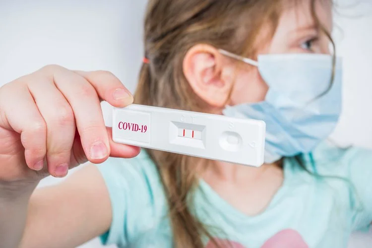 Choroba AFM, czyli tzw. zwiotczające zapalenie rdzenia kręgowego, które łatwo pomylić zarówno z infekcją koronawirusem, jak i polio, może zaatakować już jesienią - alarmuje CDC. Co to jest choroba AFM i na czym polega? Amerykanie ostrzegają, że jesienią czeka nas epidemia.