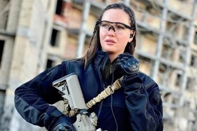 Była Miss Ukrainy broni Kijowa.