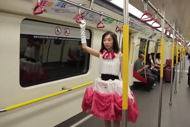 "Personal Space Dress" jest drugim projektem artystki z serii Urban Armor.