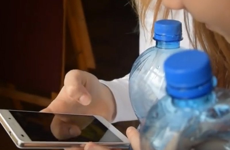 Szkoły coraz częściej wprowadzają zakaz korzystania z telefonów komórkowych również podczas przerw.