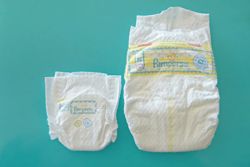 Po prawej - pieluszka dla noworodka. Po lewej - pieluszka Pampers P3 dla wcześniaka, ważącego mniej niż 800 gramów.
