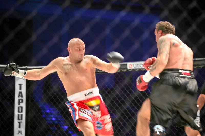 Marcin Najman walczy z Przemysławem Saletą podczas zeszłorocznej gali MMA na Torwarze w Warszawie