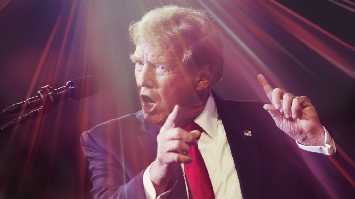 Donald Trump. Donald Trump gestykulujący na scenie podczas wiecu wyborczego.