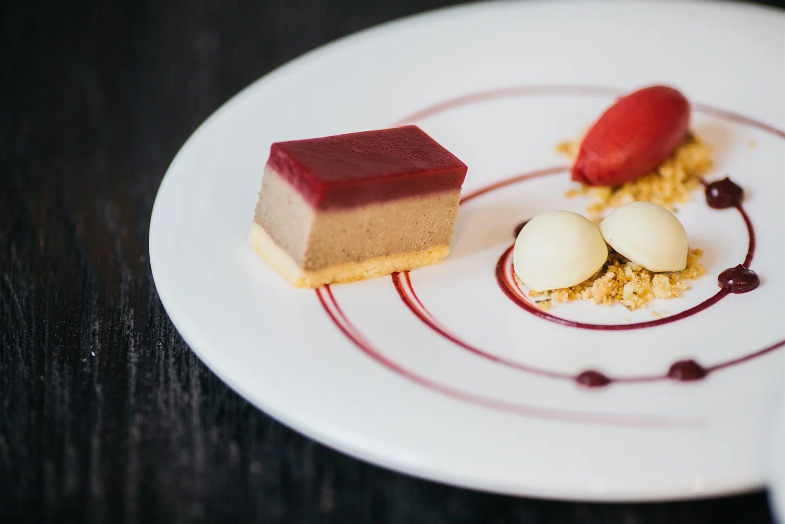 Pasztet z dzika i jelenia, pralina z foie gras w białej czekoladzie, galaretka wiśniowa, sorbet wiśniowy z rozmarynem
