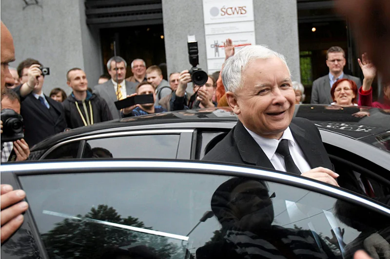 Policjant, który nie chciał przepuścić samochodu z Jarosławem Kaczyńskim, otrzymał groźby zwolnienia z pracy.