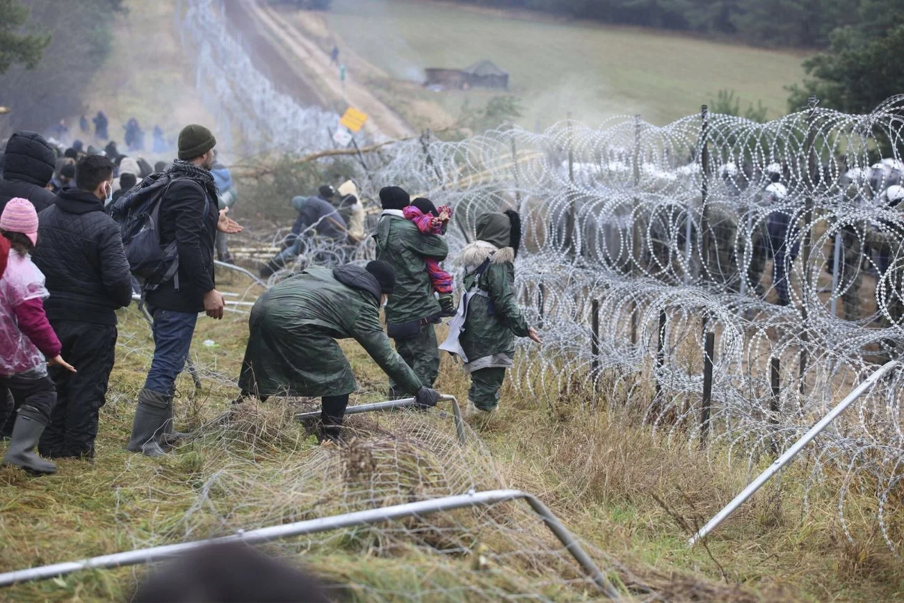 Kuźnica. Policja opublikowała kolejne nagranie wykonane po zmroku na granicy polsko-białoruskiej.