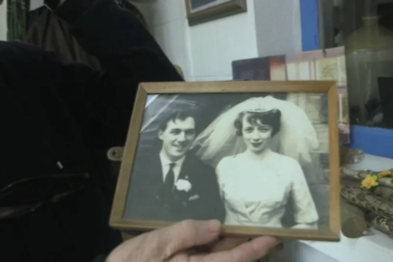 "W zasadzie wcale się nie zmieniła" mówi mężczyzna pokazując zdjęcie ślubne sprzed 56 lat