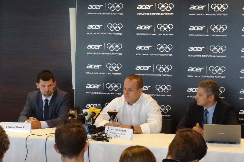 Marcin Dołęga (w środku) podczas konferencji prasowej po starcie igrzyskach olimpijskich