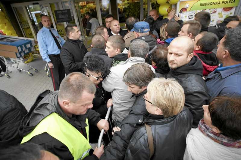 Tak Polacy szturmowali Biedronkę, gdy ta oferowała ogromne zniżki w dzień otwarcia 2 tysięcznego sklepu. Czy coś takiego czeka nas niedługo w ostatni piątek listopada?