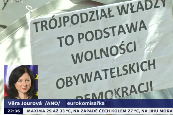 Rozmowa z unijną komisarz ds. sprawiedliwości w czeskiej telewizji ilustrowana była przebitkami z Polski.