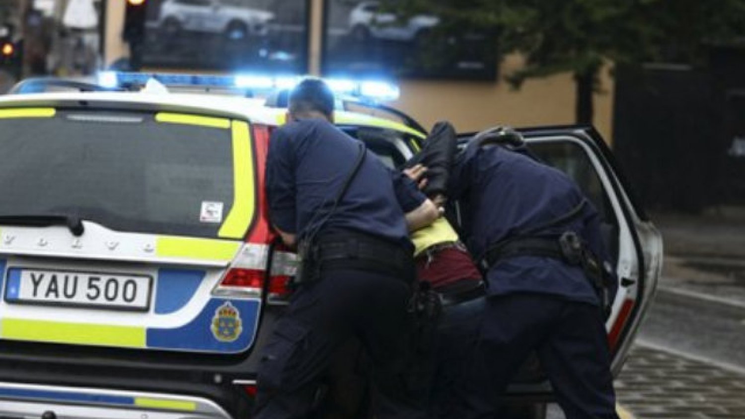 Napastnik zaatakował nożem policjanta w pobliżu jednej ze stacji metra.