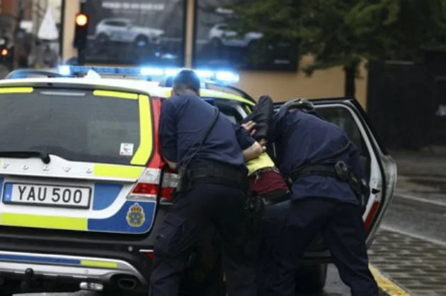 Napastnik zaatakował nożem policjanta w pobliżu jednej ze stacji metra.