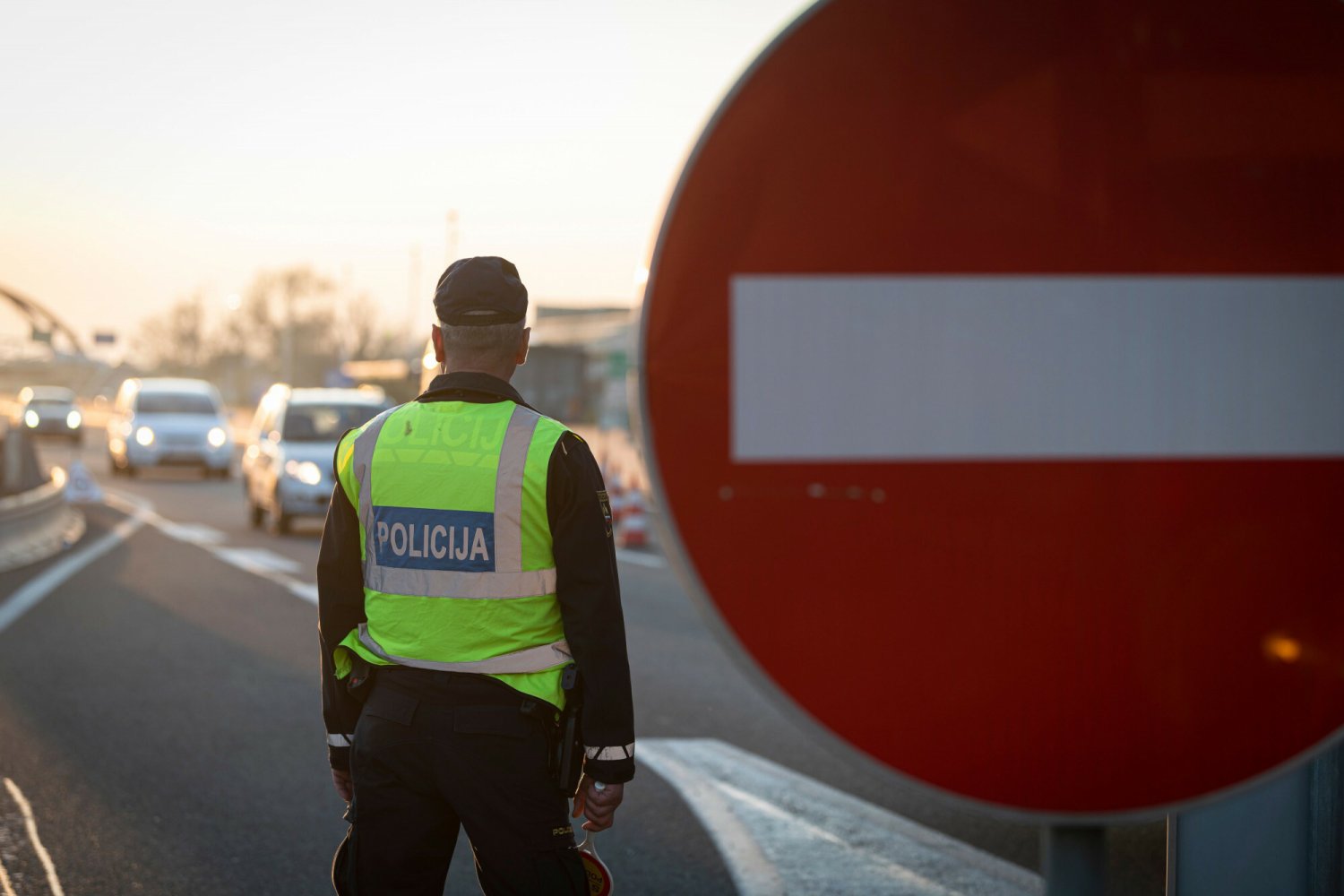 Słowenia od 15 lipca 2021 roku miała zaostrzyć zasady wjazdu i tranzytu do Chorwacji. Dzień przed wejściem w życie nowych obostrzeń tranzyt i transport towarów postanowiono objąć okresem przejściowym. Słowenia od 15 lipca 2021 roku miała zaostrzyć zasady wjazdu i tranzytu do Chorwacji. Dzień przed wejściem w życie nowych obostrzeń tranzyt i transport towarów postanowiono objąć okresem przejściowym