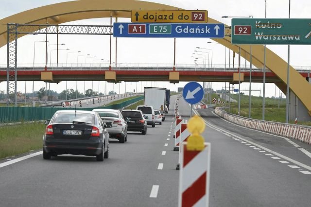 Takie obrazki będą niedługo przeszłością. Rząd planuje budowę obwodnic, które będą omijać autostrady.