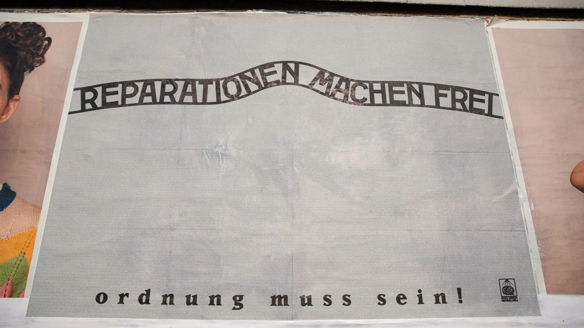 Niemiecki dziennik zaskakująco o reparacjach: Szybko zapłacić ocalałym Warszawa, ul. Chelmska. Billboard "Reparationen Machen Frei" (27.01.2020)