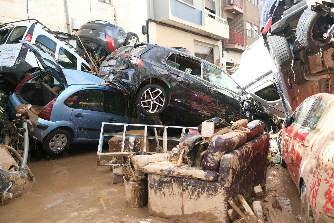 Tak wygląda Paiporta w hiszpańskiej Walencji, określanej jako "epicentrum" powodzi. Auta płynęły ulicami jak plastikowe zabawki