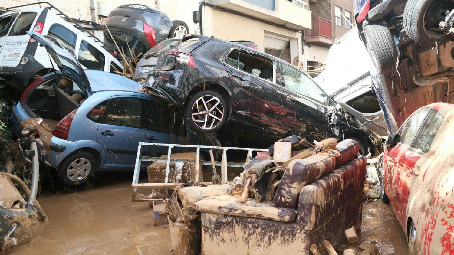 Tak wygląda Paiporta w hiszpańskiej Walencji, określanej jako "epicentrum" powodzi. Auta płynęły ulicami jak plastikowe zabawki