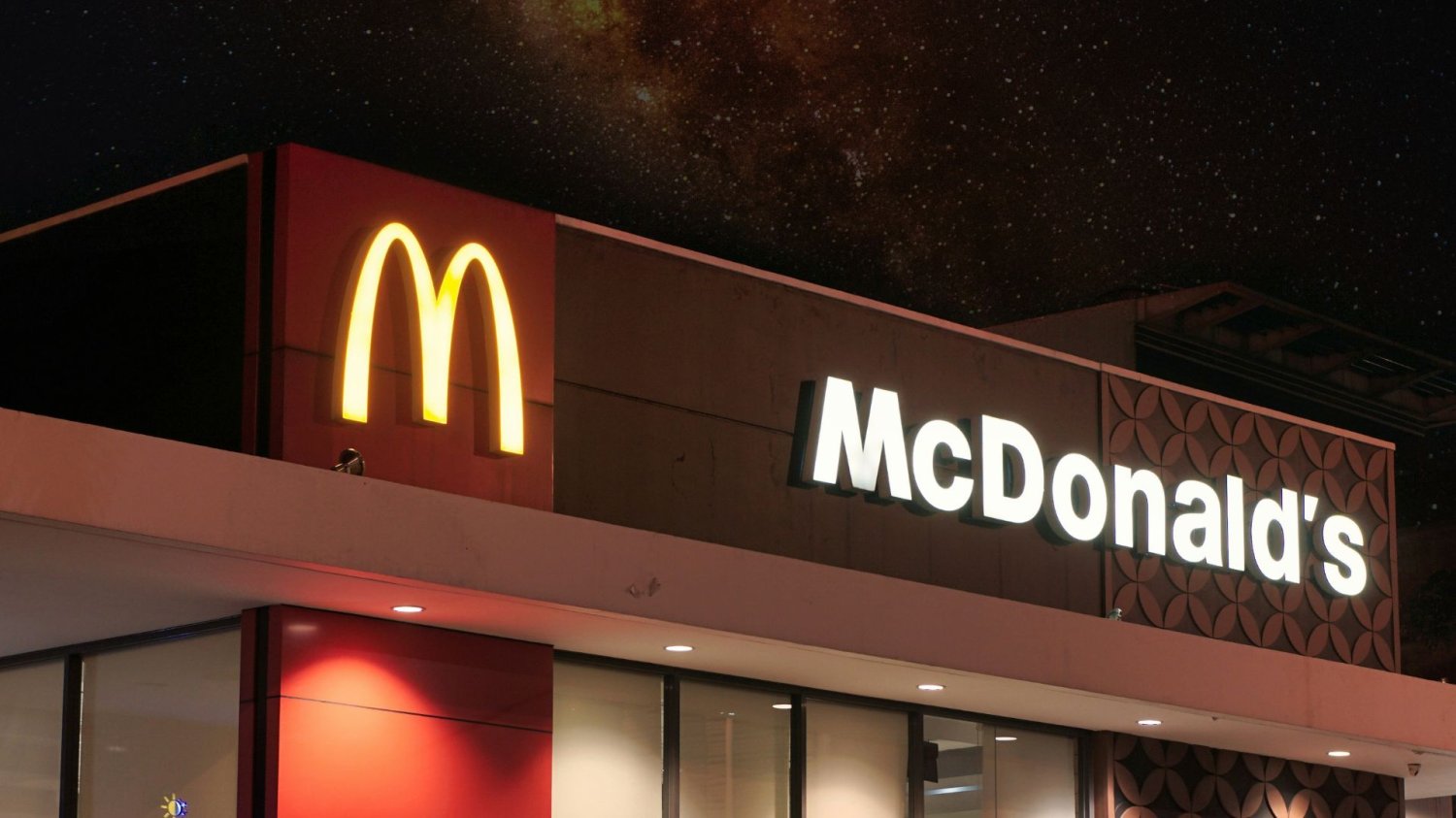 Big Arch w polskim McDonald's. Szef wszystkich szefów pokazał, jak go jeść Big Arch debiutuje w polskim McDonald's. Stał się viralem w sieci dzięki filmowi Chrisa Kempczinskiego