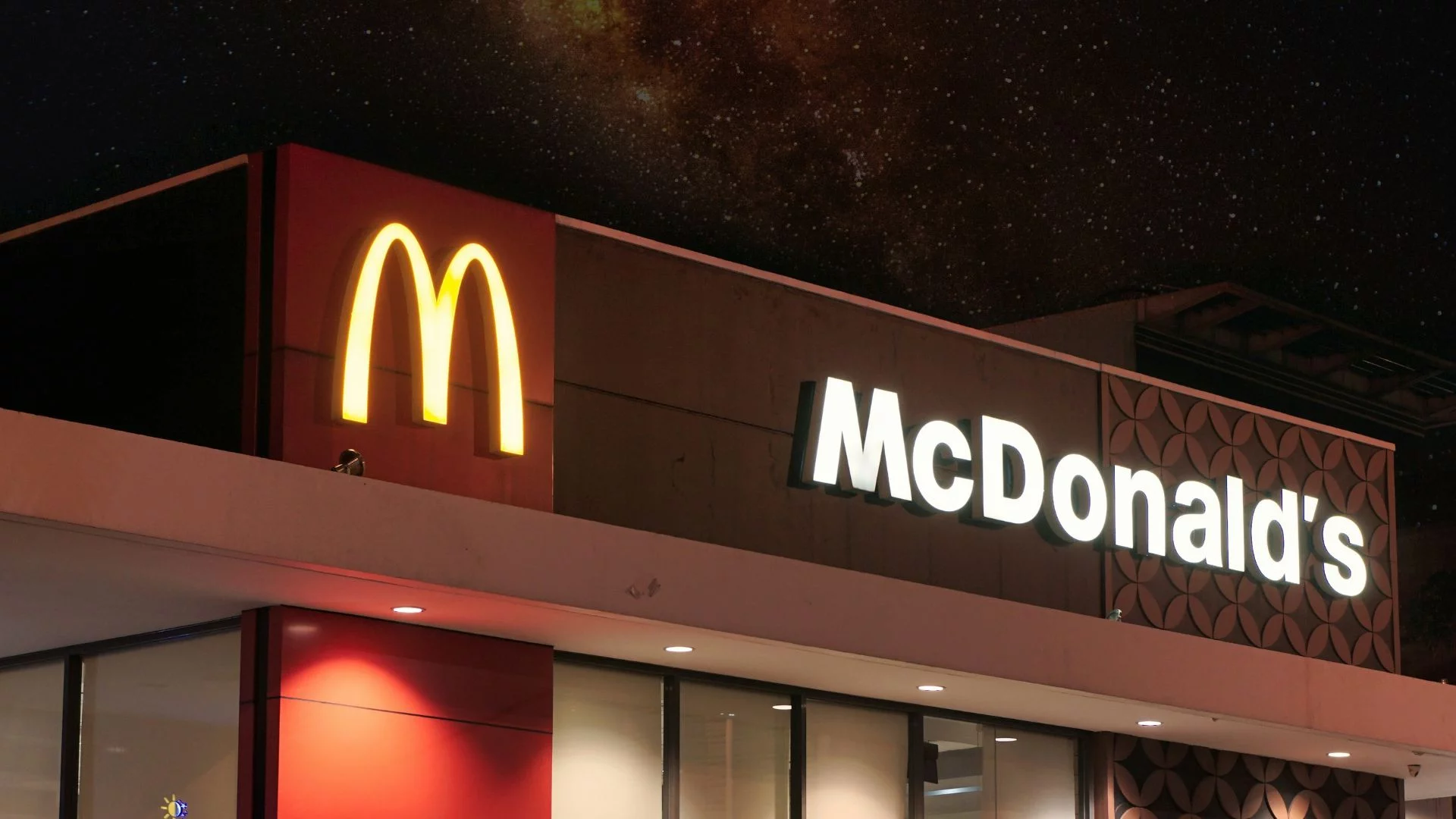 Big Arch w polskim McDonald's. Szef wszystkich szefów pokazał, jak go jeść Big Arch debiutuje w polskim McDonald's. Stał się viralem w sieci dzięki filmowi Chrisa Kempczinskiego