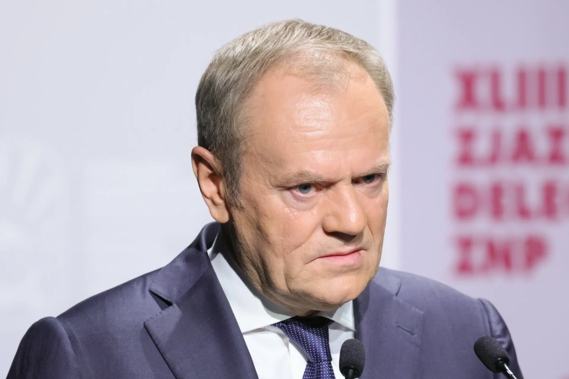 To alarm dla rządzących. Polacy ocenili ich pracę w najnowszym sondażu CBOS.