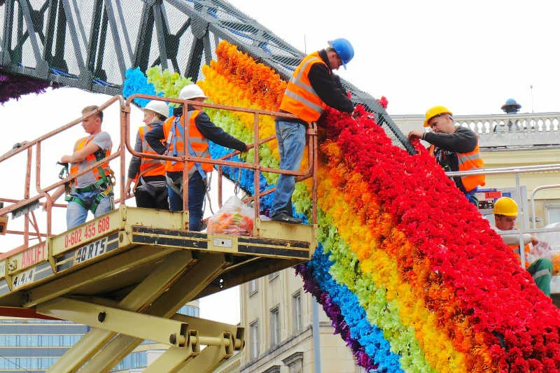 Lewica próbuje strollować prawicowych hejterów krytykujących tęczę na pl. Zbawiciela.