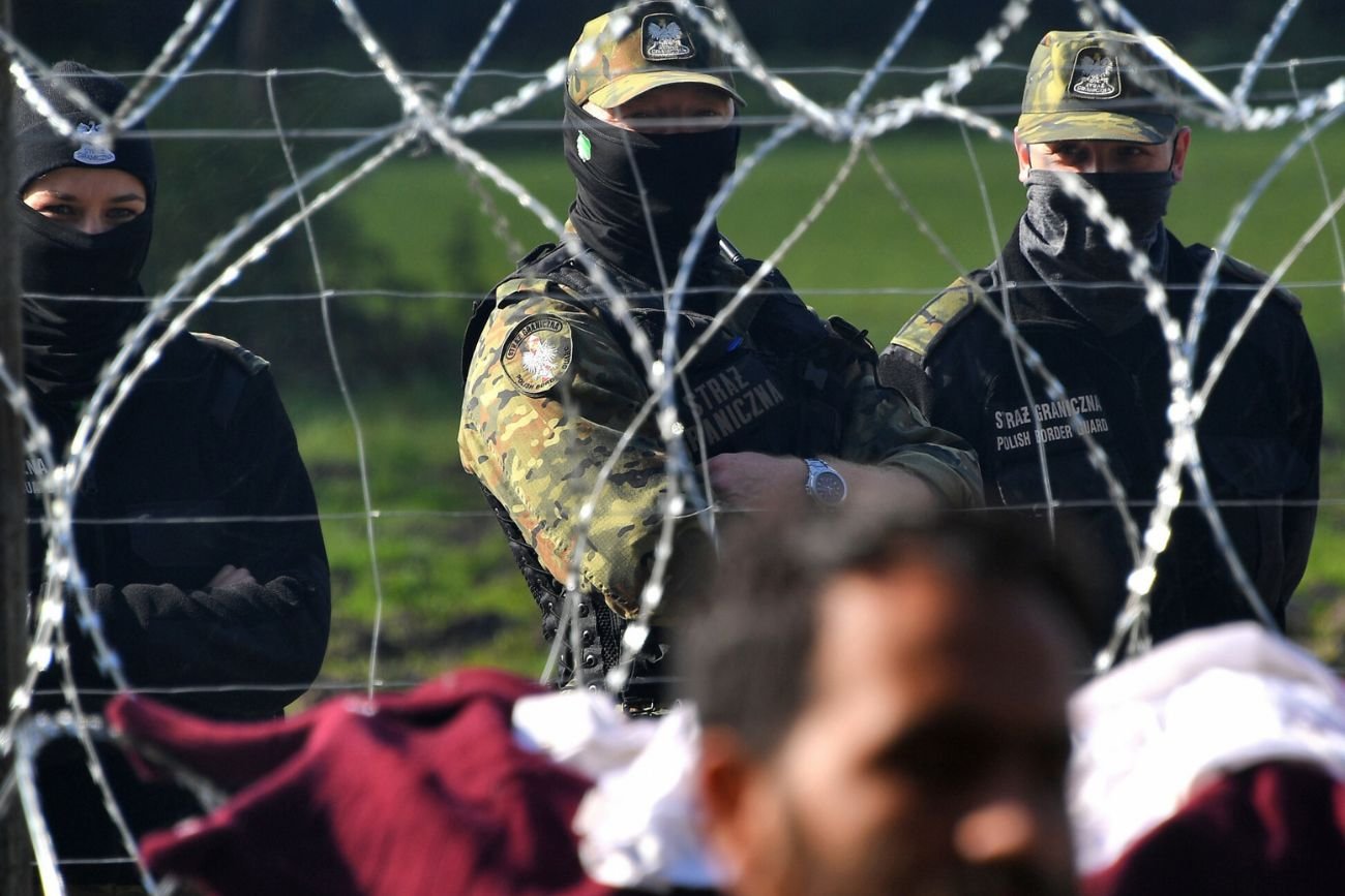 Żołnierze przy ogrodzeniu na granicy polsko-białoruskiej.
