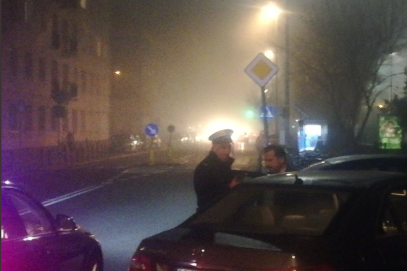 Zawisza jednego dnia dwukrotnie miał do czynienia jako kierowca z policją. Sęk w tym, że w 2016 roku polityk stracił praw jazdy.