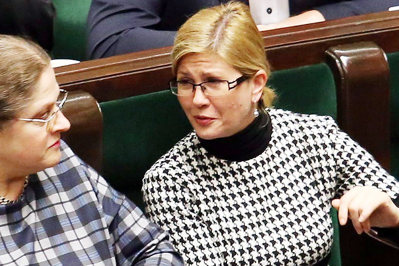 Posłanka PiS Iwona Arent wreszcie stała się rozpoznawalna. Dzięki temu, że próbowała wyrwać telefon posłance PO.