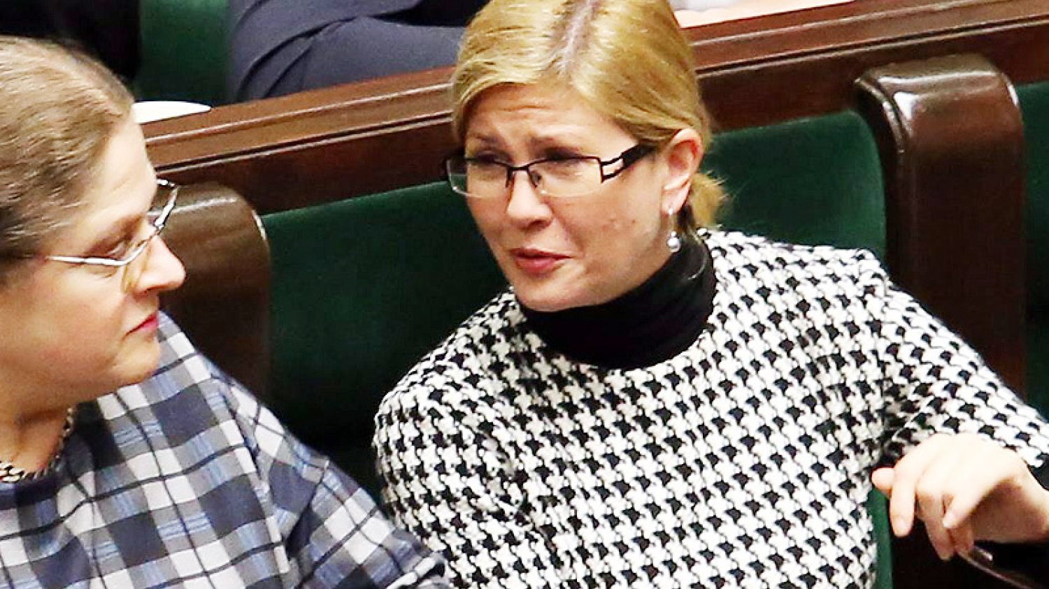 Posłanka PiS Iwona Arent wreszcie stała się rozpoznawalna. Dzięki temu, że próbowała wyrwać telefon posłance PO.