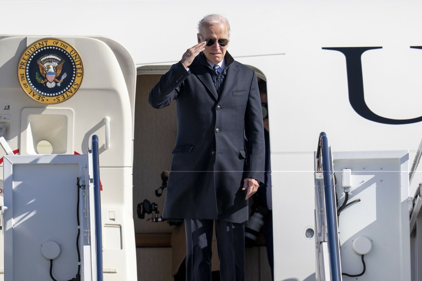 Joe Biden na schodach Air Force One.