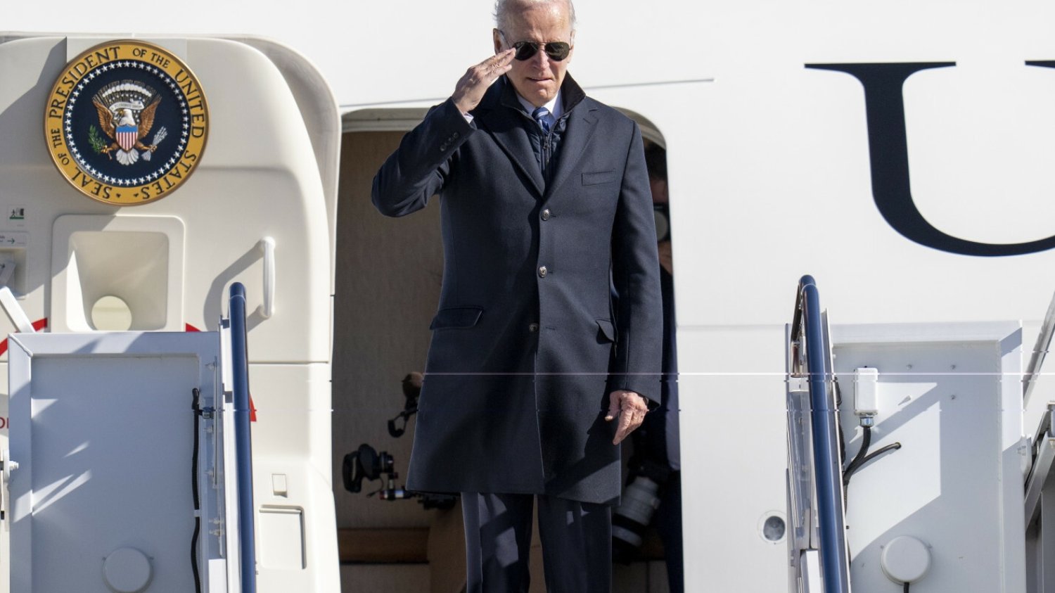 Joe Biden na schodach Air Force One.
