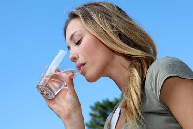 Mineralna czy źródlana - która woda jest zdrowsza? [url=http://shutr.bz/18d3tfw] Czy woda w butelce [/url] może być z kranu?