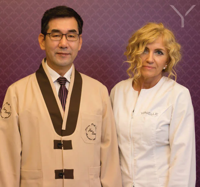 Od lewej: Dr Lee Chyun Chul oraz dr n.med. Monika Kuźmińska, dyrektor medyczny Instytutu Yonelle