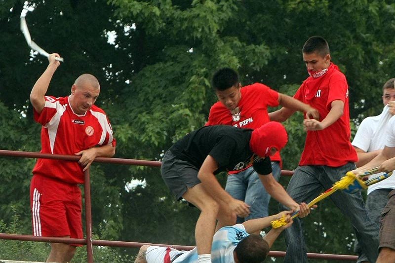 Pseudokibice Widzewa Łódź w akcji, podczas bijatyki z Motorem Lublin. W niedzielę starli się z kibolami ŁKS.