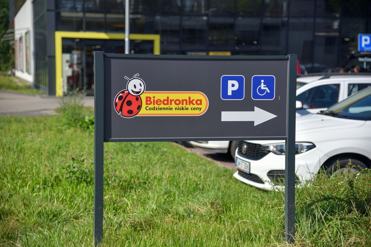 Zmarłym mężczyzną na parkingu Biedronki nie przejął się prawie nikt