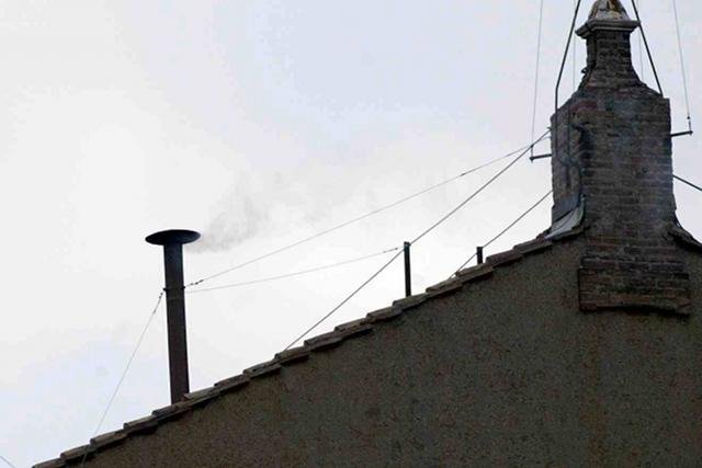 Jorge Mario Bergoglio został 266. papieżem, przyjął imię Franciszek. Ma 76 lat. To pierwszy papież z Ameryki Południowej. Papieża wybrano podczas piątego głosowania drugiego dnia głosowania.