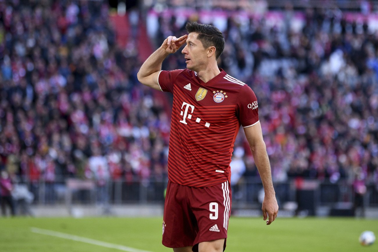 Robert Lewandowski w 2021 roku był nie do zatrzymania dla obrońców, praktycznie na każdym froncie futbolu.