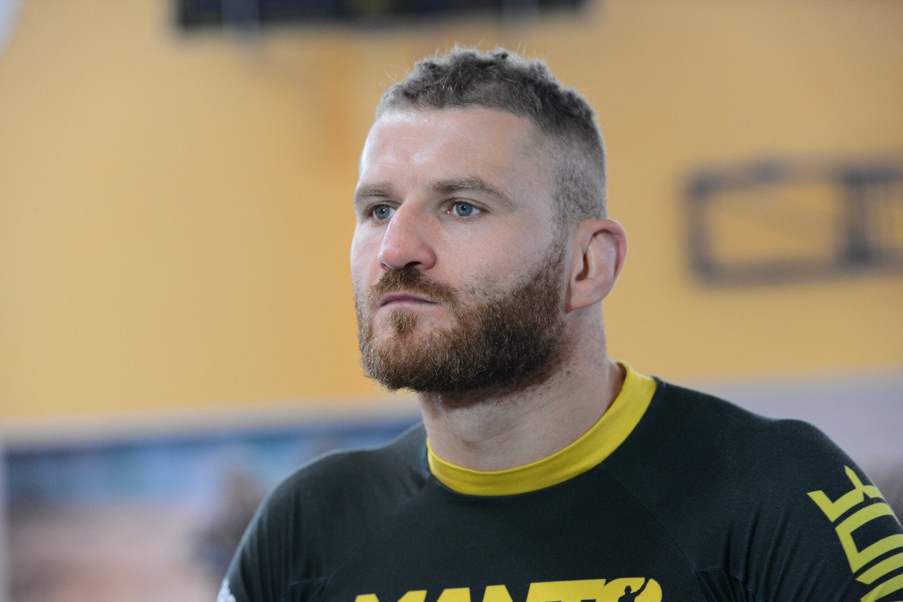 Jan Błachowicz wycofał się z walki z Aleksandarem Rakiciem. Polak nabawił się kontuzji kręgosłupa.