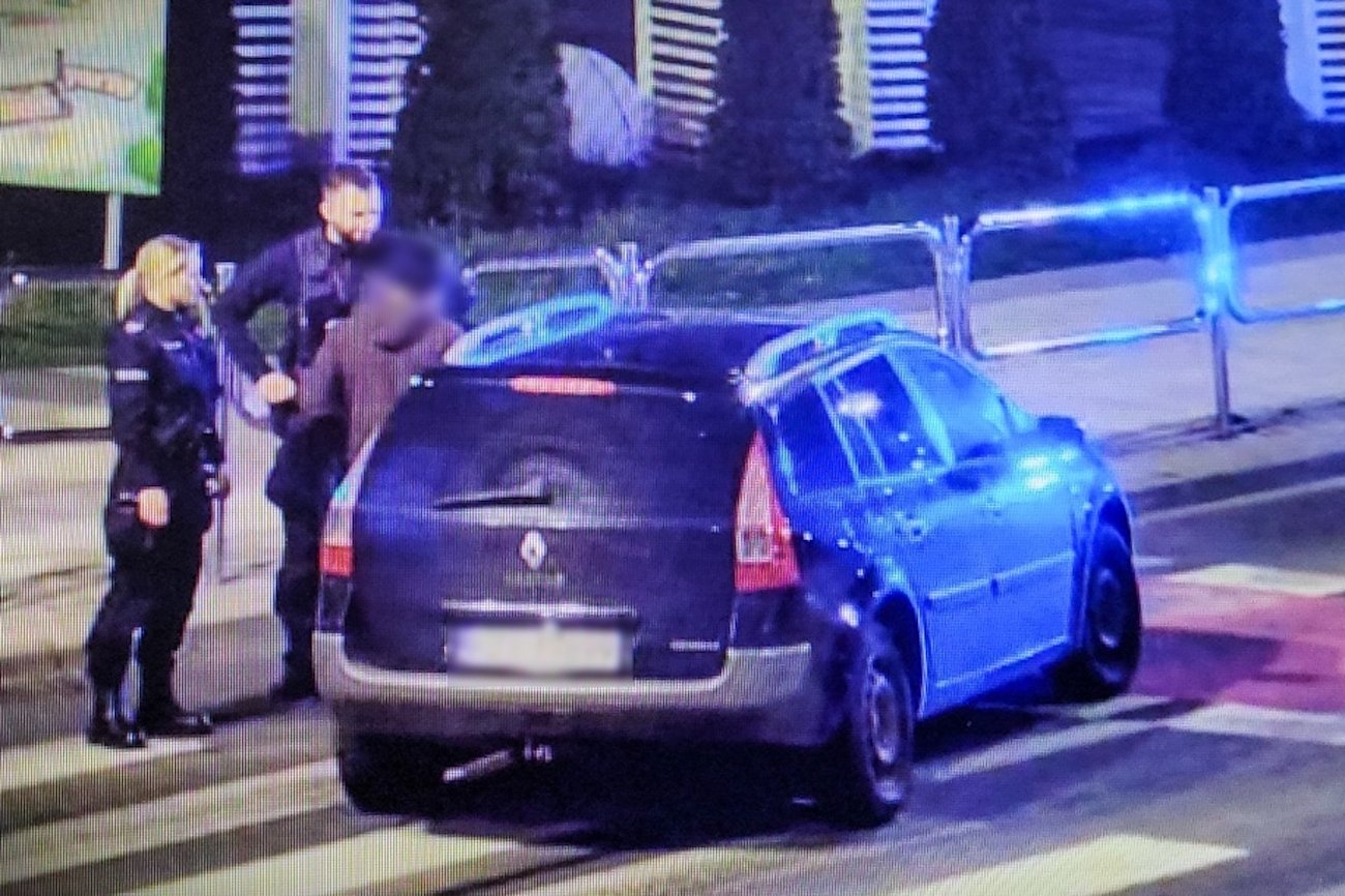 40-latek pchał samochód pod prąd. Miał przy sobie narkotyki.