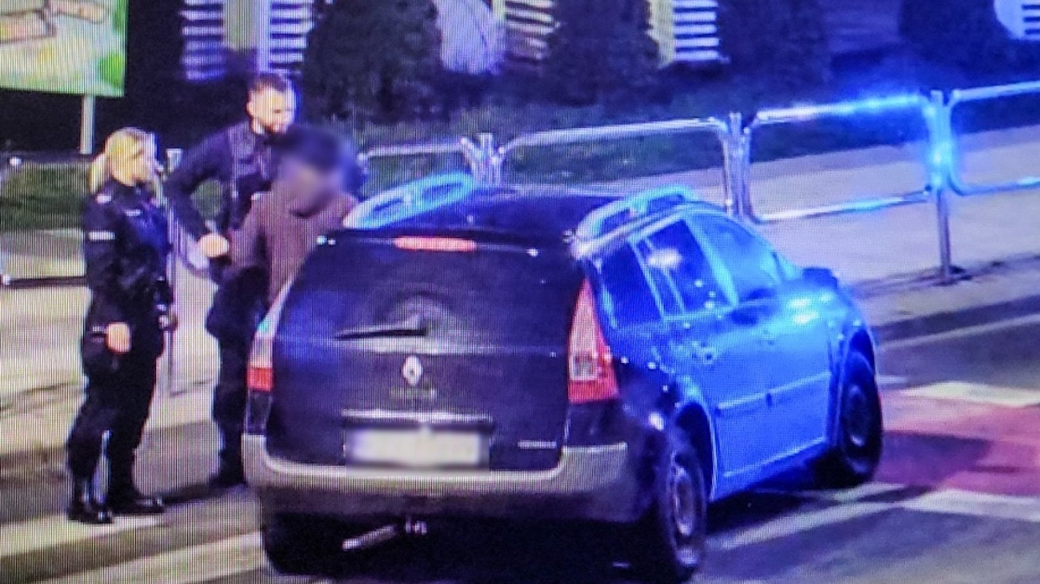 40-latek pchał samochód pod prąd. Miał przy sobie narkotyki.