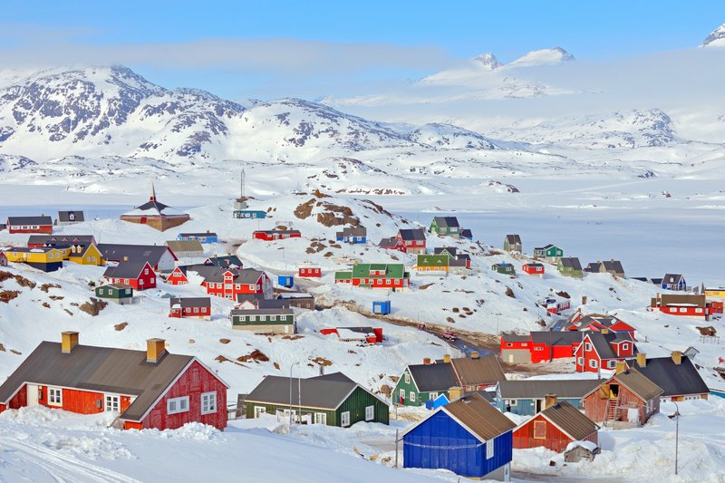 Grenlandię zamieszkuje ponad 57 tys. ludzi.